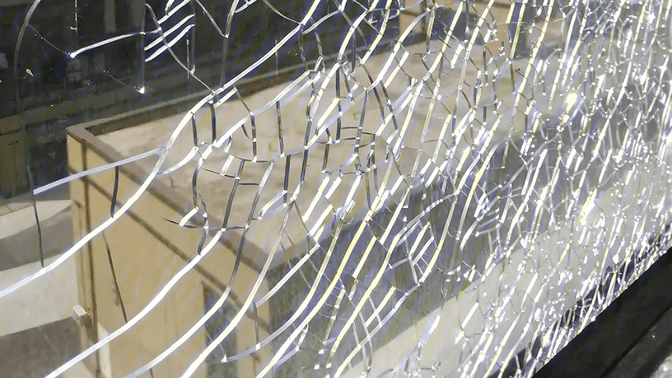 阳台玻璃破碎 阳台玻璃破碎